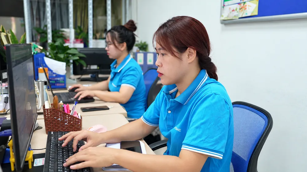 Nhân viên CSKH CareHome xác nhận lịch và gửi hồ sơ kỹ thuật viên