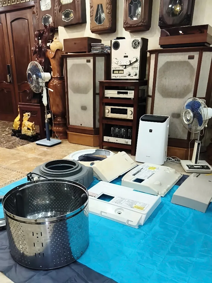 Lồng giặt và vỏ máy được tháo ra, trải bạt bảo vệ sàn tại nhà khách hàng